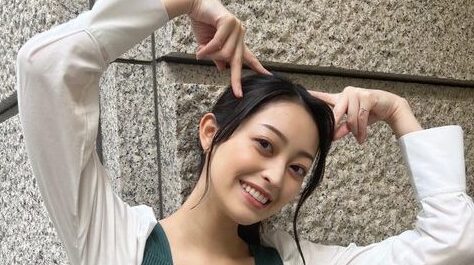 おもしろいポーズをする石川萌香